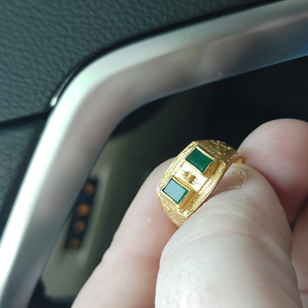 22kt. Solid gold Emerald ring. Vintage.